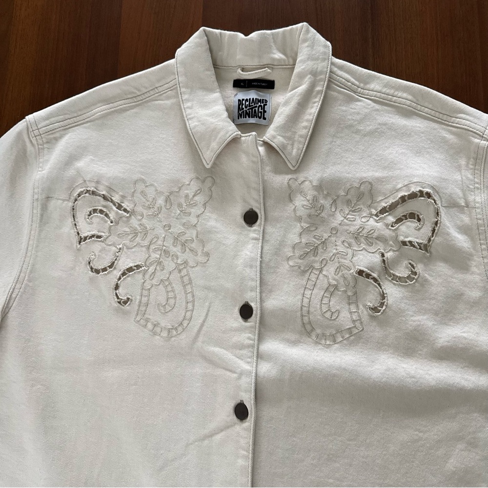 Reclaimed Vintage Cream Denim Short Sleeve Button-Up Shirt with Embroidery - Picture 4 of 15